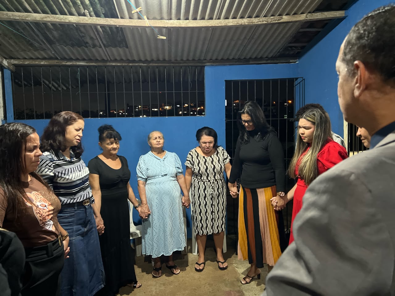Participantes de mãos dadas em círculo ao final do encontro